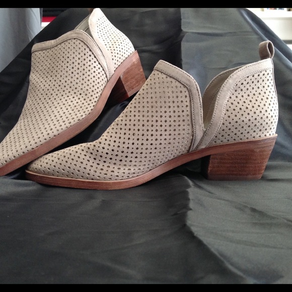 🌻NWT BP Booties, 1 1/2 in heal Stone Faux Suede - Picture 2 of 5